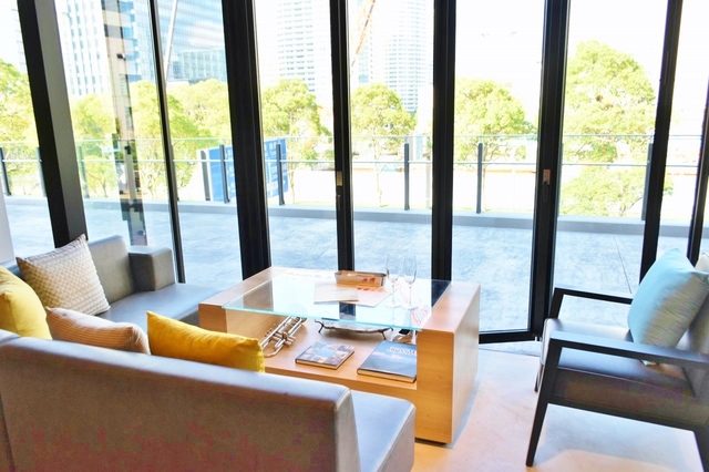 外を眺めながら優雅に乾杯