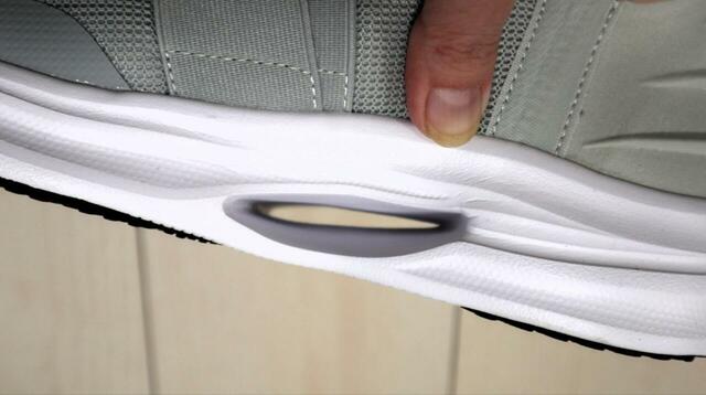 【コンバース コート ケイブスター SS XG】ミッドソールの中央に空洞があり、軽さとクッション性を両立しています