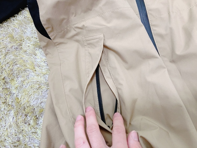 【ワークマン INAREM(イナレム)レディースレインスーツ】ファスナー付きポケットには財布や鍵など貴重品を入れるのにピッタリ