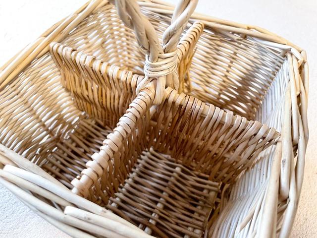 【3COINS（スリーコインズ）ウィロー手持ち付きケース】1100円（税込）／涼しげで使いやすい！