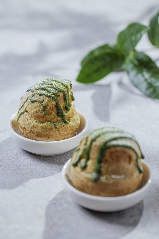 「抹茶のシュークリーム」＜期間：2026年5月1日〜6月30日＞【上質な抹茶の魅力を楽しめる“抹茶デザート約20種類”が「ウェスティンホテル東京」の初夏のデザートブッフェに勢ぞろい！】