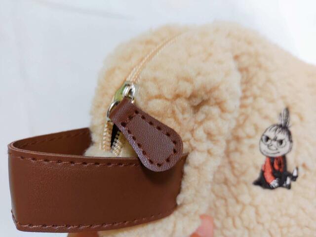 チャックの持ち手は「平ら」な形状【SPRiNG(スプリング)2023年11月号付録：MOOMIN リトルミイの刺しゅうがかわいいボアポーチ】