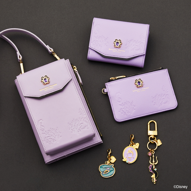 三つ折財布 ￥24,200、フラグメントケース ￥18,700、スマホショルダー ￥18,700、キーリング ￥6,050、ファスナーチャーム　￥4,400｜アースラ｜サマンサタバサプチチョイス「ディズニーヴィランズ」コレクション