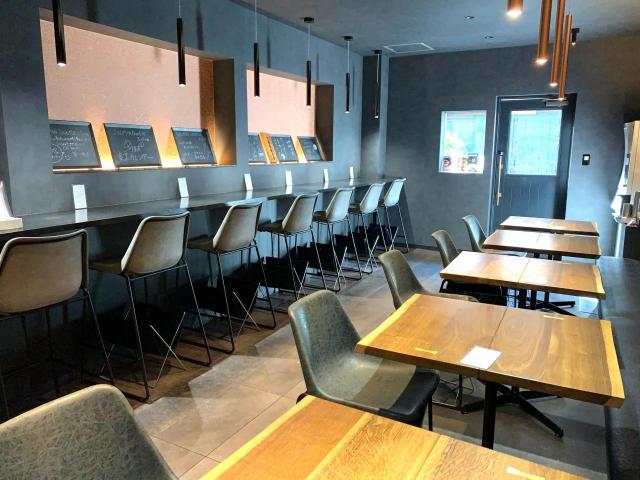 「サーモンnoodle3.0」壁側を向いたカウンター席が落ち着く