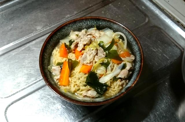 器の粉末スープが溶けたら、麺と具材を投入