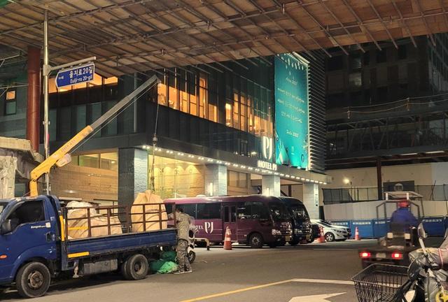 ホテルPJの玄関。両脇に工事中の空中歩行路が見える