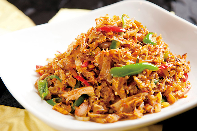 スパイシービストロ タップロボーン（南青山） チキン・コットゥ 1500円 ゴダンバロティという生地の薄いパンを細かく刻んで炒める、チャーハン風の料理。