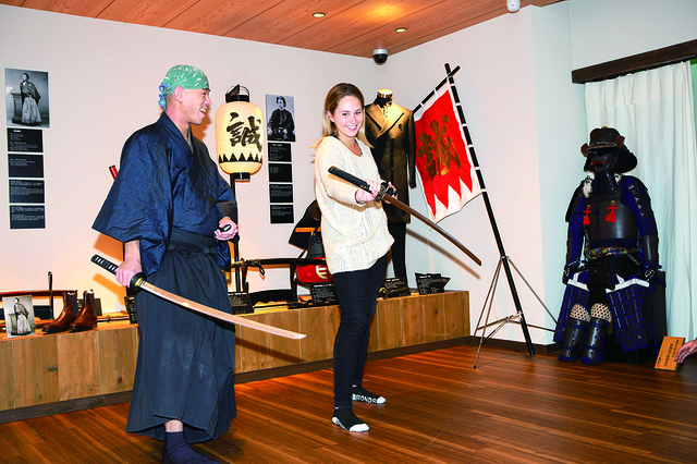 サムライ体験のプロセス2：実践／希望者は、最も基本的な「正眼の構え」や左足を踏み出した「上段の構え」を体験できる。簡単そうに見えるが、バランスをとるのが難しい。