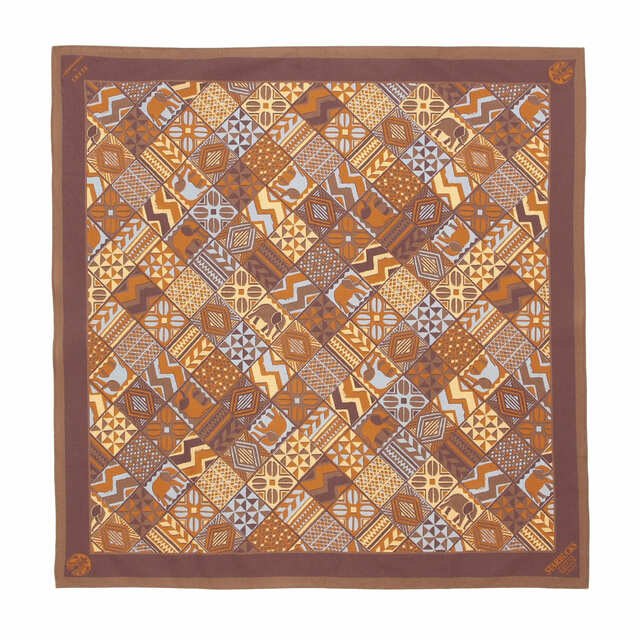 【STARBUCKS STAND by BEAMS】「総柄プリントバンダナ」¥4,400（サイズ：60 × 60cm、カラー：グリーン / ブラウン）