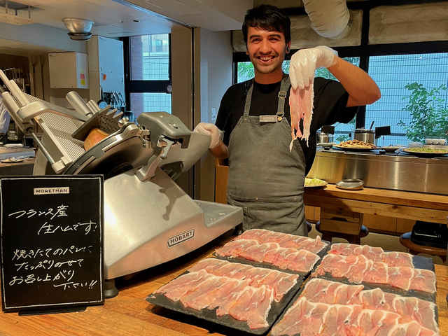 【モアザン タパス ラウンジ】切りたての生ハムは、香りを愉んでから食べましょう。切りたてでないと味わえない香りと風味があります