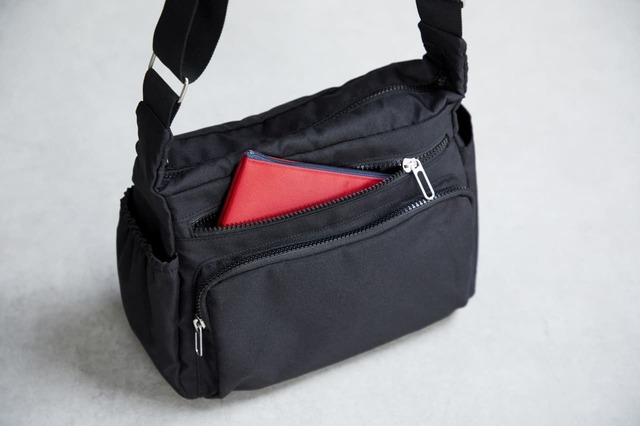 前面には深めのファスナーポケット