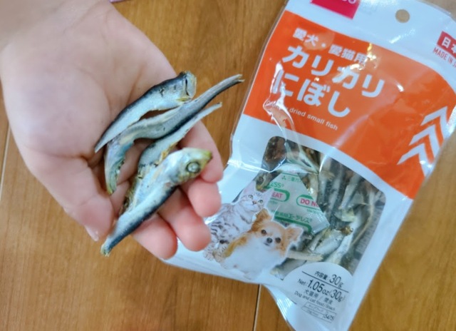 【ダイソー 愛犬・愛猫用カリカリにぼし】カリカリした食感のにぼしはトッピングやおやつにぴったり