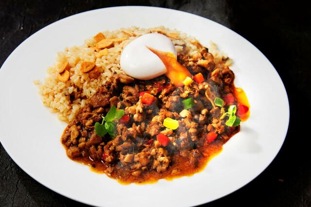 「ガパオの懺悔ニンニク飯」＜期間：2026年5月9日～8月31日＞【肉×油×チーズ×にんにく！この夏は「背徳のミートフェア」の“罪うまミート”でパワーチャージ！】