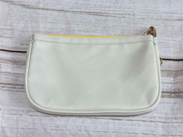 背面は装飾がないデザイン