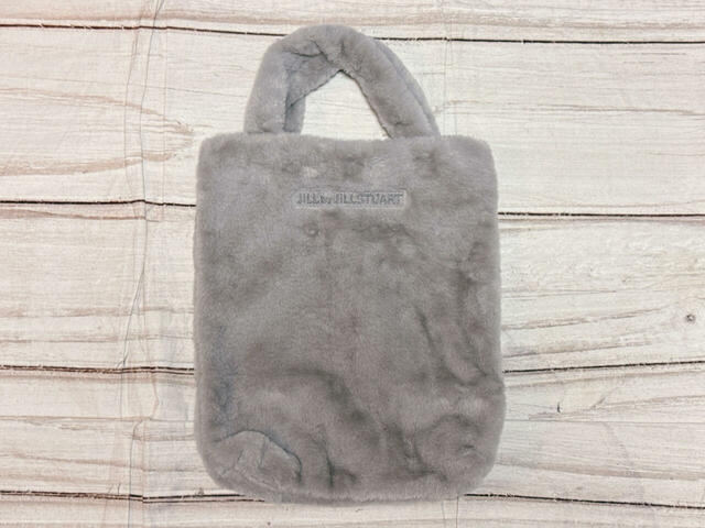 淡いグレーカラーが大人かわいいファートートバッグ