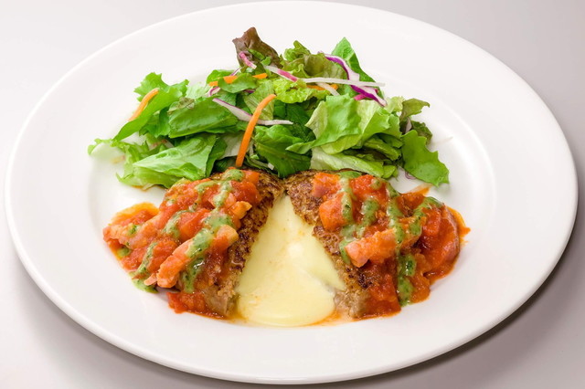 トマトとバジルのイタリアンチーズ IN ハンバーグ　599円