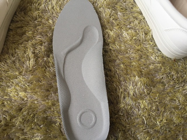 【無印良品 疲れにくい　スリッポンスニーカー】土踏まずと脚の付け根部分に、しっかりと厚みのあるインソールが内装されている