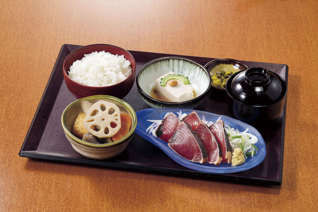 麹蔵 八重洲一丁目店　鰹のたたき定食（ご飯・味噌汁・小鉢・漬物付）　880円