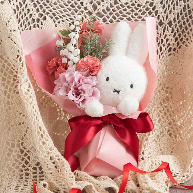会場で取り扱う母の日におすすめのフラワーギフト：商品名：フラワーミッフィーほわほわぬいぐるみブーケ価格：6,050円(税込)