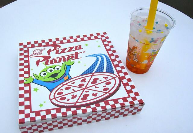 ペパロニピザ(単品900円)の箱はピザ・プラネットのロゴ入り
