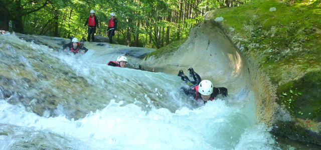 キャニオニング、シャワークライミング