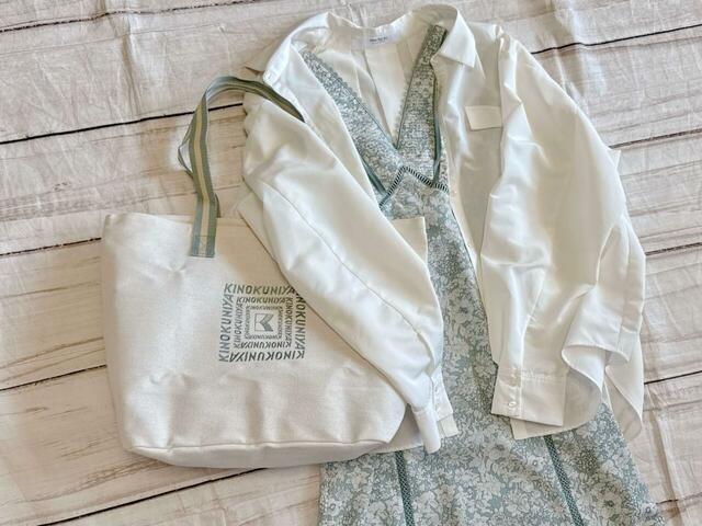 バッグのセージカラーと合わせてセージの花柄ドレスとコーデ♪