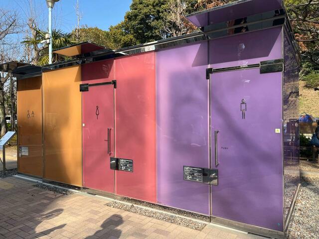 カラフルなトイレの外観