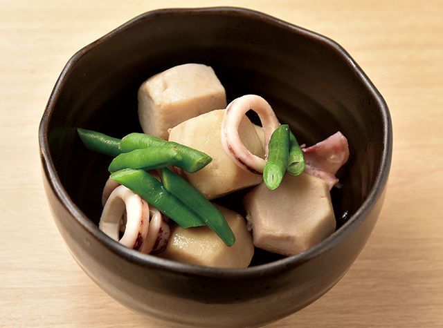 絶品!「酒場カレー」厳選5／すみれ（根津）　イカと里芋の煮物 450円