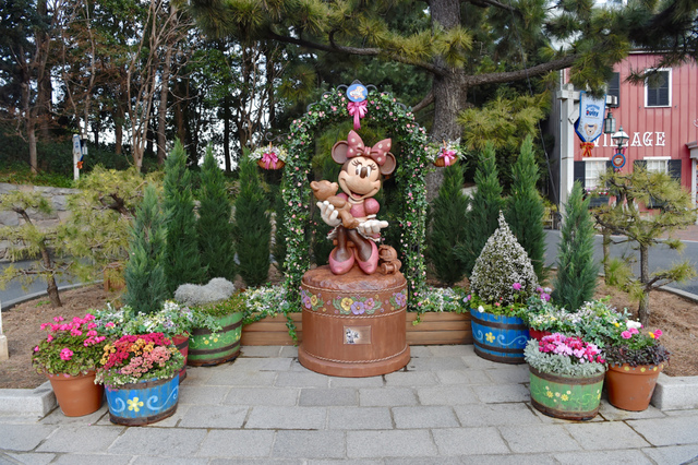 ミニーちゃんの像。手のひらはダッフィーサイズ（撮影 / MezzoMiki）