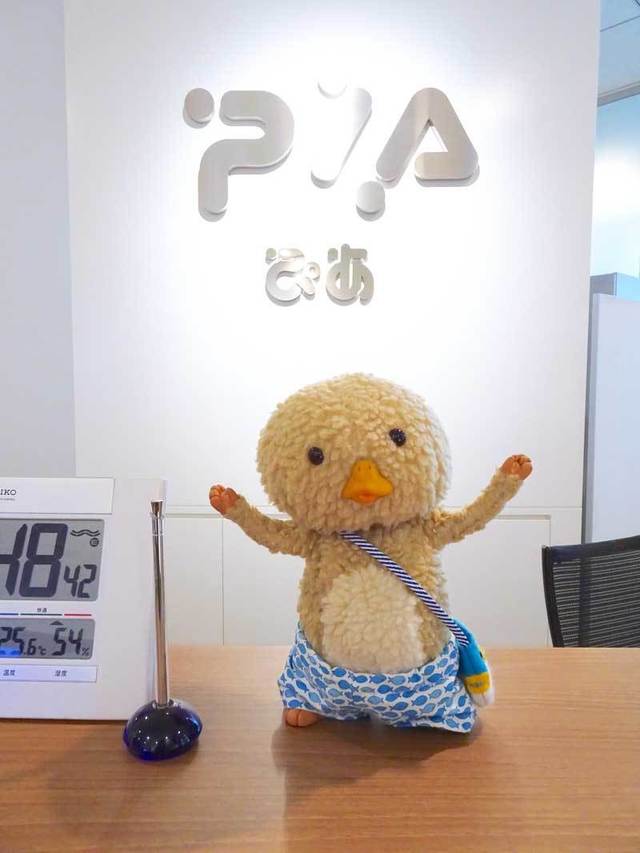 ぴあのロゴの前でポーズ！