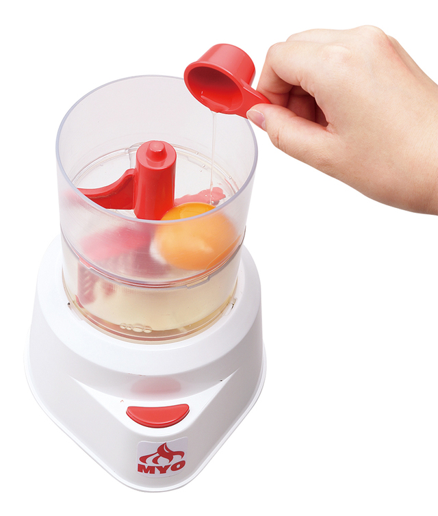 2、メレンゲカップにマヨネーズカップを重ねてセットし、そこに黄身、酢、塩、コショウを入れ2分かくはんします。