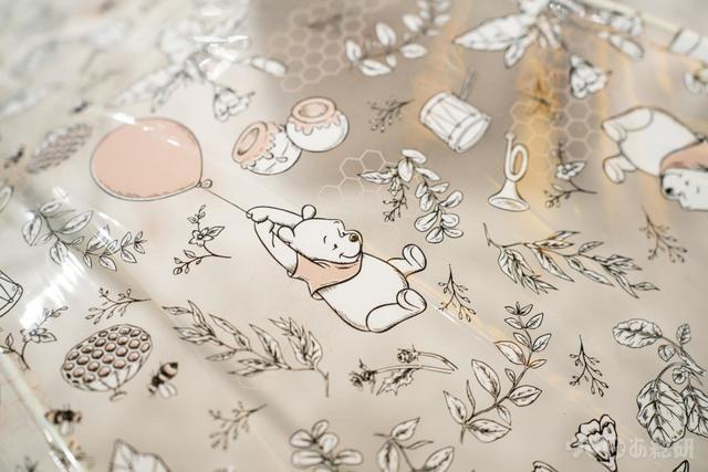 【くまのプーさん ゆったりお買い物フェア】傘にもプーさんが可愛く登場 © DISNEY. Based on the