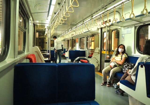 【台湾食べ歩きの旅 #8】台鉄の各駅停車は日本の列車とよく似ている。見慣れた布張りのイス、つり革、網棚などにホッとする