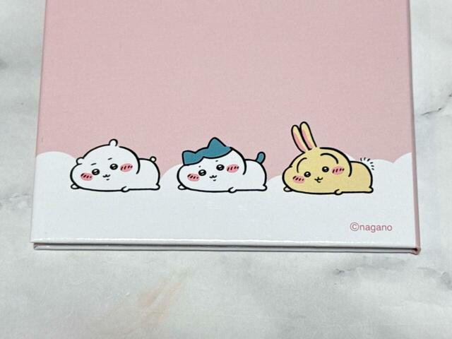 寝そべっているちいハチうさの3人。ぷにっとなったもちもちほっぺがかわいすぎる〜！