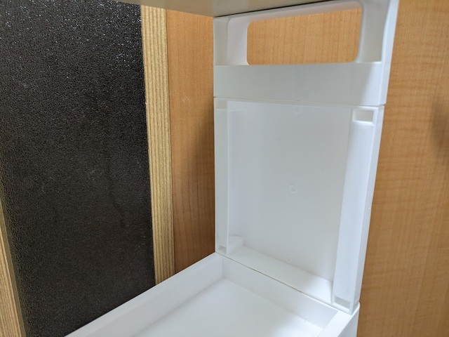 【ニトリ　軽くて組立簡単 スリムラック ウッド 4段（マルチ分割）】耐荷重は天板2kg、棚板上段・中段2kg、棚板下段5kgです