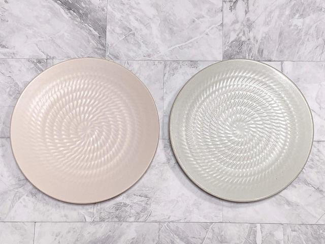 【ナチュラルキッチン】丸皿　飛鉋ピンク・ホワイト／各税込330円