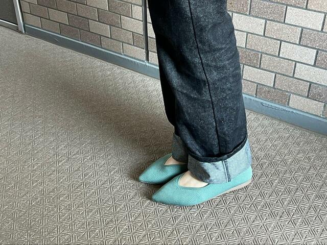 【GU ウォッシャブルニットフラットシューズ】ポインテッドトゥなので足の親指がパンプスの内側にあたりますが、ニット素材で伸縮性もあるので痛くありません