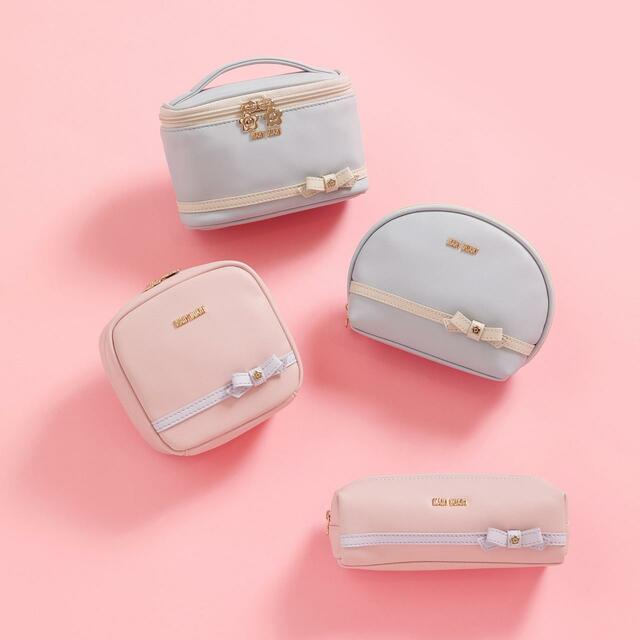 【MARY QUANT（マリークヮント）】リボンラッピング バニティ 5,280円（税込）、リボンラッピング ラウンドポーチL 4,180円（税込）、リボンラッピング キューボイドポーチ 3,960円（税込）、リボンラッピング スクエアペンケース  3,740円（税込）