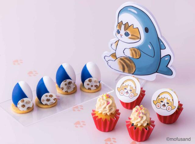 「(左)サメにゃんのおすわりケーキ(右)サメにゃんのさつまいもカップケーキ」<期間:2026年9月3日~12月27日>【「mofusand」初のコラボスイーツビュッフェ開催!愛くるしい”にゃんこ“と甘いスイーツをヒルトン大阪で堪能♪】