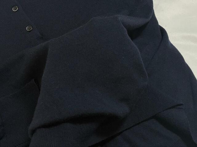 【ユニクロ　メリノポロセーター】透け感はありませんが、やや薄手なので下着は響きやすいかも。装飾の少ないシンプルなインナーがおすすめ◎