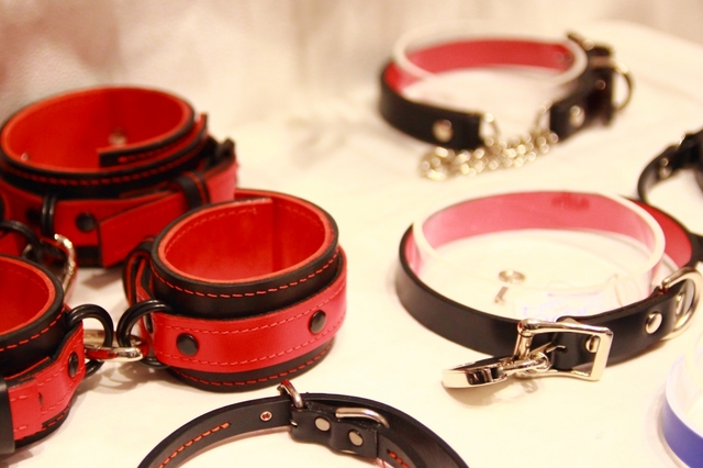 【あっきぃ】女性に愛される首輪を作り続けるあっきぃさん。「普段からつながっていたい」という思いを実現するため、ストラップやブレスレットなども制作する。