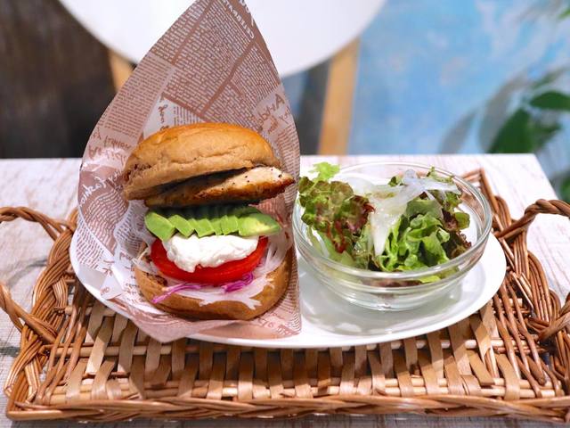 くるみ入りクリームチーズアボカド鯖バーガー (税込 800円)