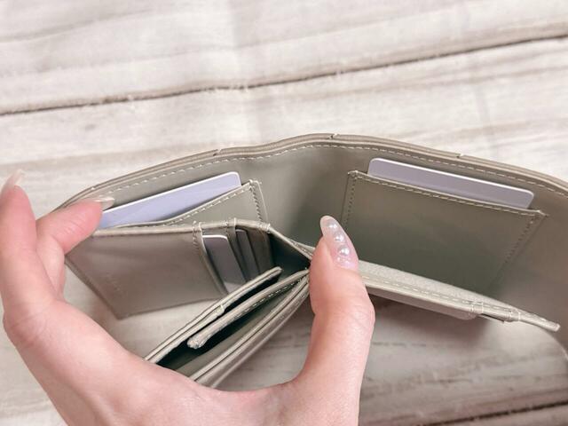 お札入れの裏面にもカードポケットがあり、合計9個の多ポケット設計！【しまむら】レディース リボンタシュウノウサイフ（MUMU）