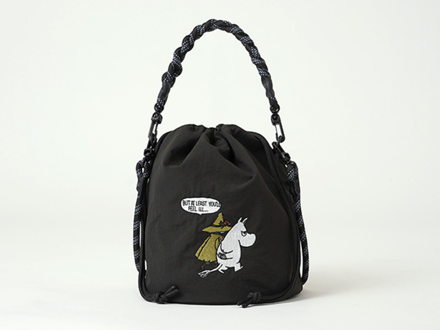 【MOOMIN(ムーミン) 北欧ブランド RMPK-05】刺繍デザインのコロンとしたフォルムの「2way巾着バッグ」チャコール（スナフキン／ムーミン）　6,050円（税込）