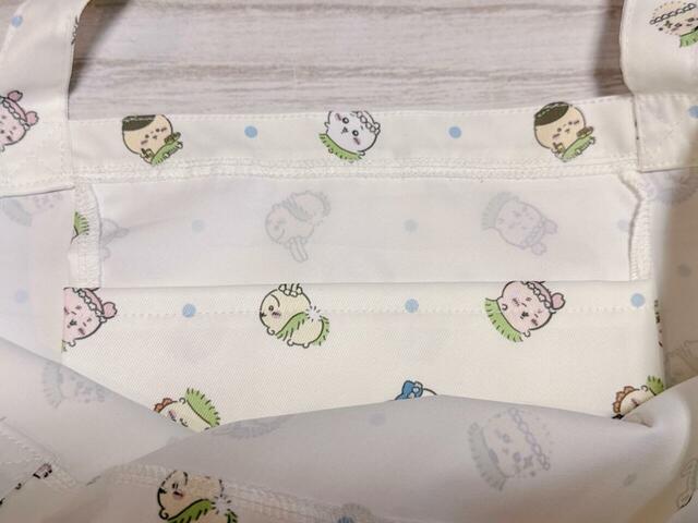 内側には吊りポケット付きで、鍵やリップ、イヤホンなどの小物を入れるのに便利