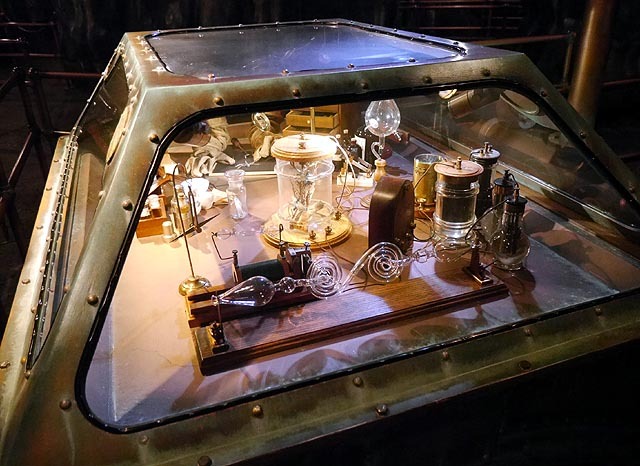 12. マグマサンクタムツアー　発光虫を調査中のガラスケース ©Disney