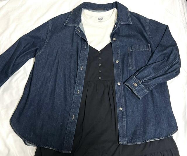 【ユニクロ　クリンクルコットンキャミソールワンピース】デニムジャケットを羽織ったコーディネート。春におすすめ！