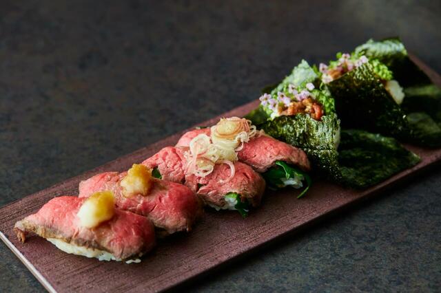 「豪華3種の肉寿司」＜価格：8,030円（税込）＞【美しく上質なお肉が並ぶ“焼肉アフタヌーンティー”が「やきにく 山笑ふ」に新登場！豪華3種肉寿司の食べ放題付き！】