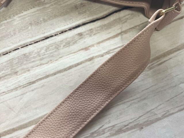 ショルダーストラップもシボ感のあるフェイクレザー調『Her lip to 5th Anniversary Book One Handle Bag ver.Her lip to』小嶋陽菜完全監修「ハーリップトゥ」One Handle Bag（ワンハンドルバッグ）価格：3,289円（税込）