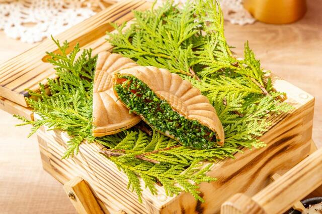 「スモークサーモンとホースラディッシュクリームのサンドイッチ」＜期間：2025年12月27日〜2026年5月上旬＞【【ヒルトン東京】苺とお肉の無限ループ！“ミートアフタヌーンティー”と一緒に“ストロベリースイーツ”が食べ放題”が楽しめる！】